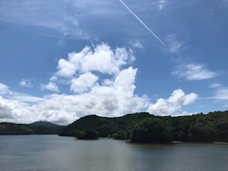 湖と飛行機雲
